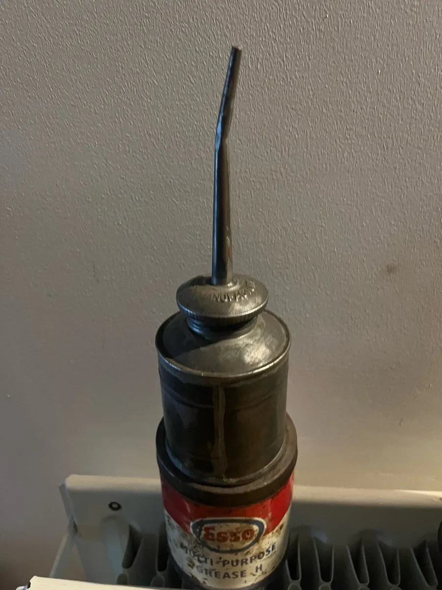 Collection of oil cans - Image 4