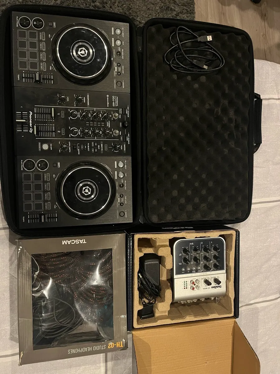 Pioneer DJ - DDJ 200 + mixer and cables - Image 1