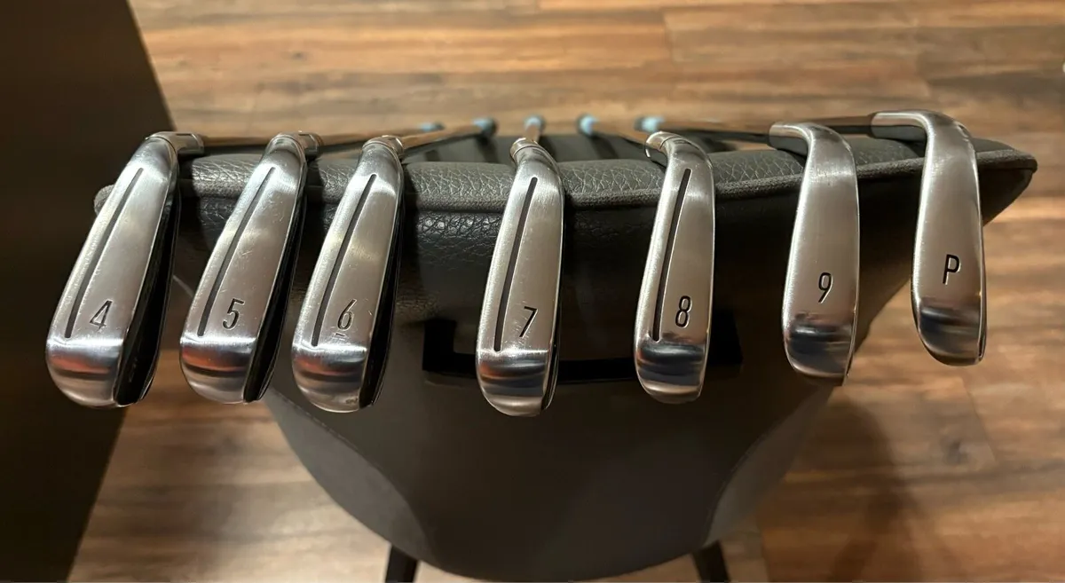 Taylormade Qi Irons (7 clubs 4-PW) - Image 1