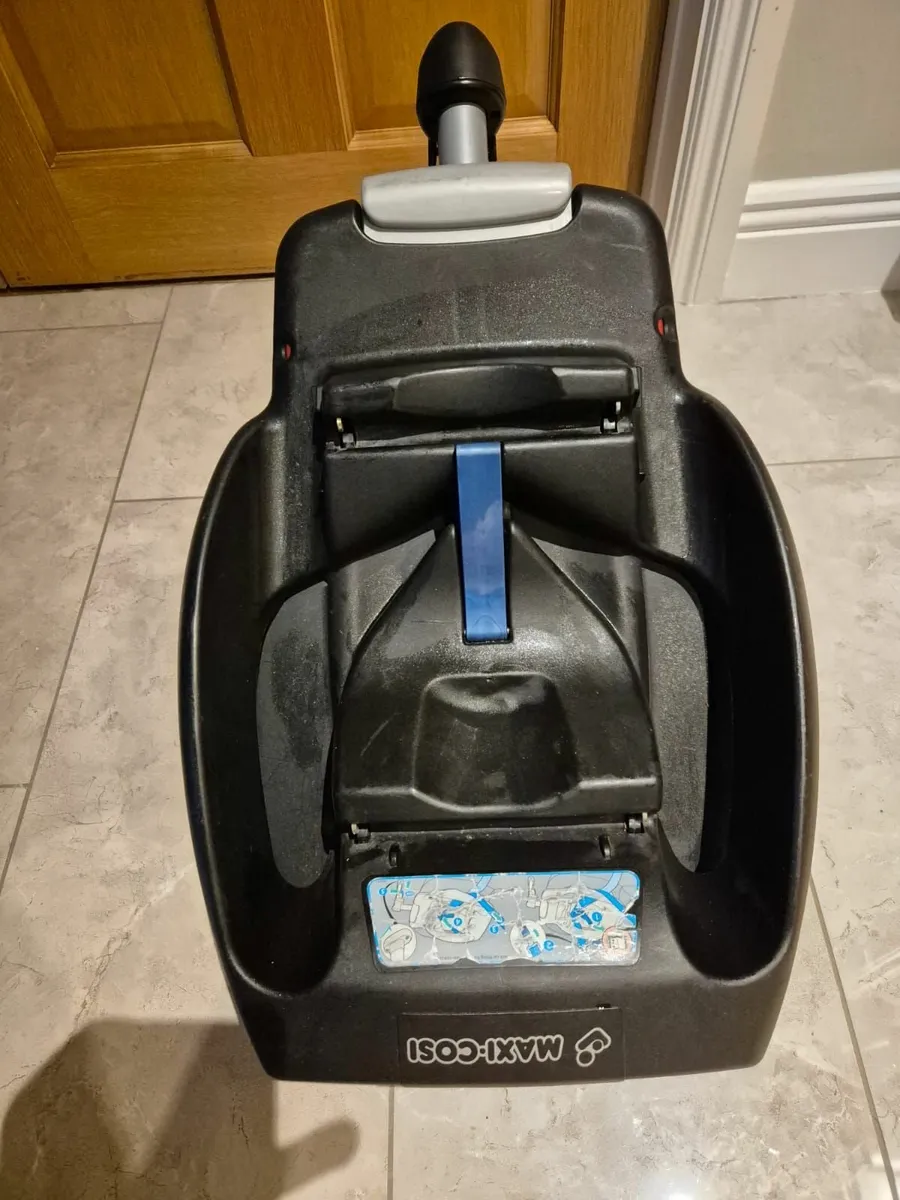 Maxi cosi car seat & isofix bases - Image 2