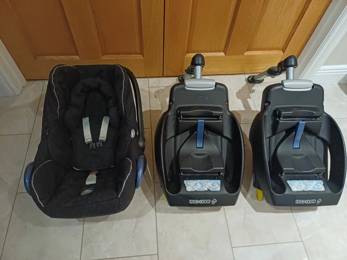 Maxi cosi car seat & isofix bases - Image 1