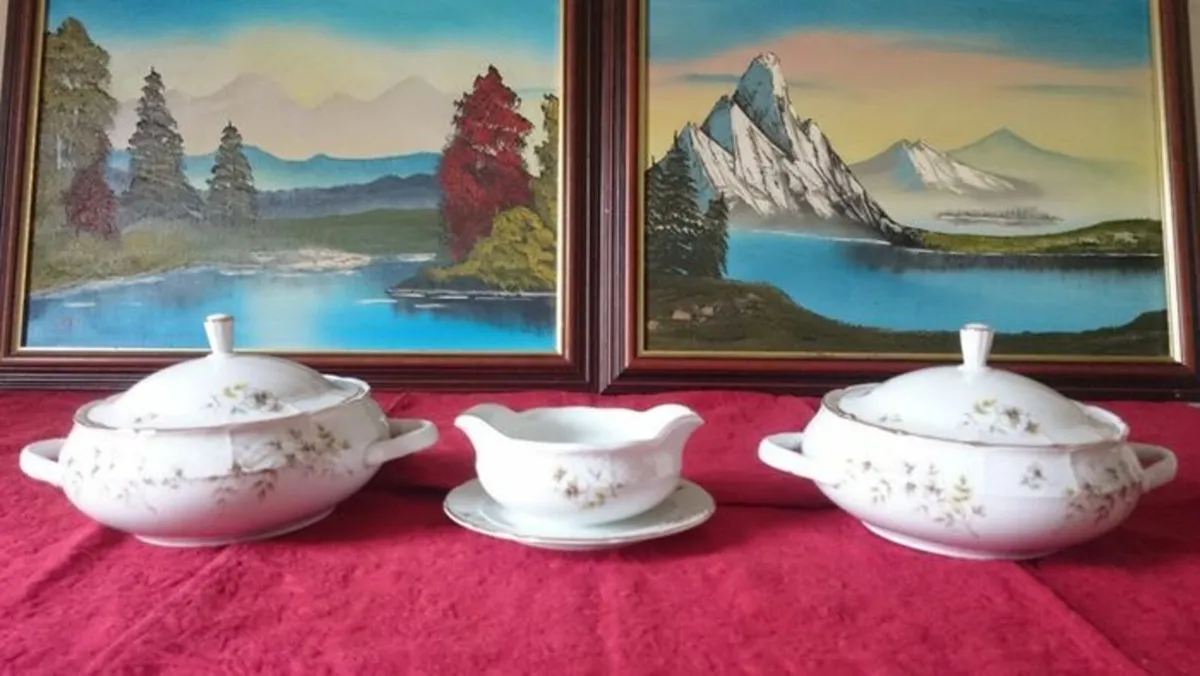TK Thun Czechoslovakia 2 Tureens & Gravy Boat Set - Image 1