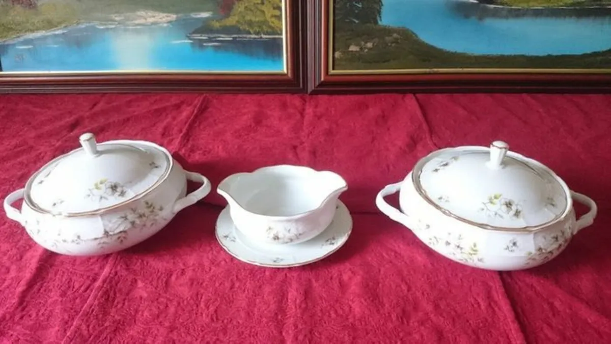 TK Thun Czechoslovakia 2 Tureens & Gravy Boat Set - Image 2