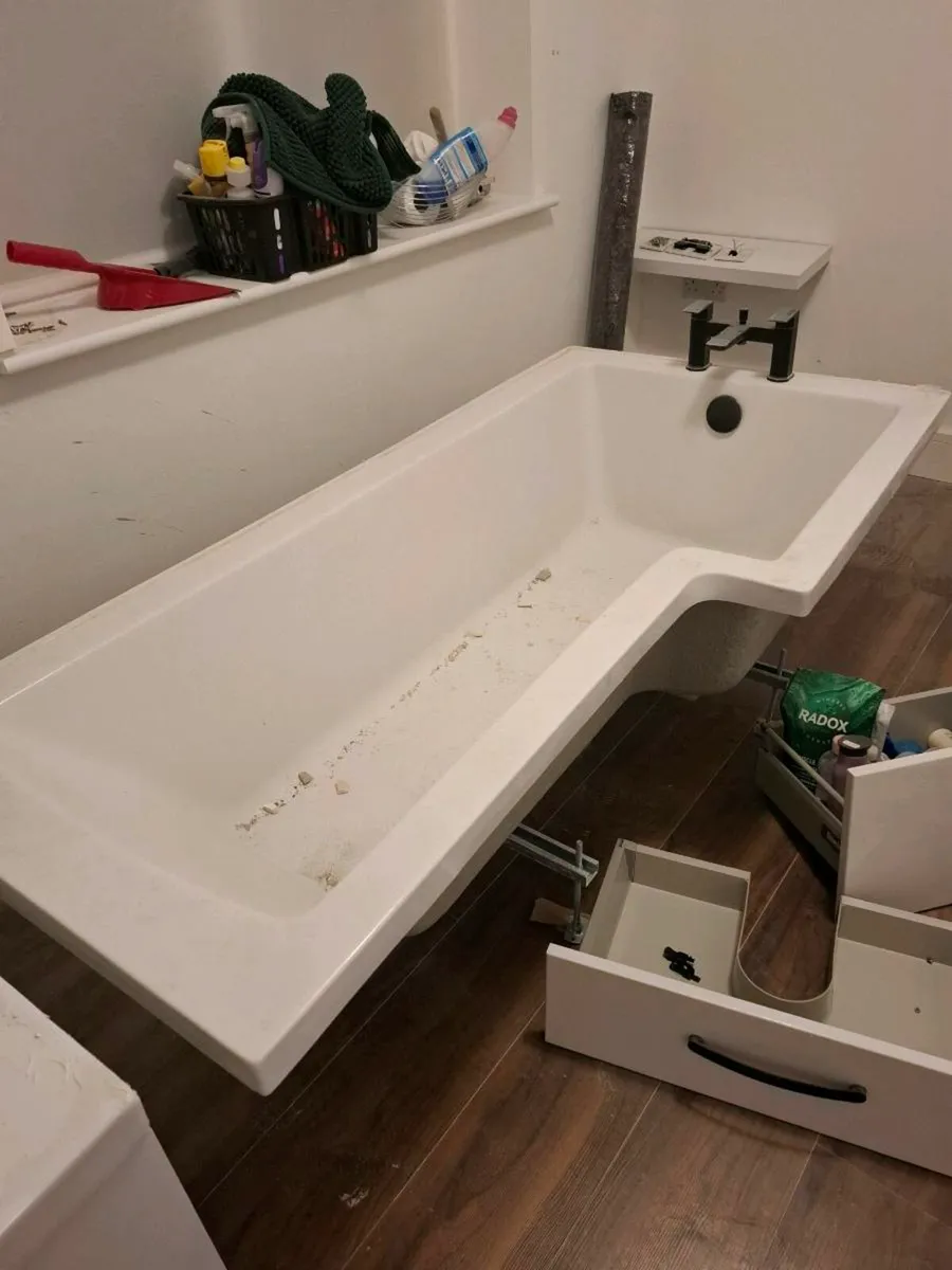 Bath and taps - Image 1