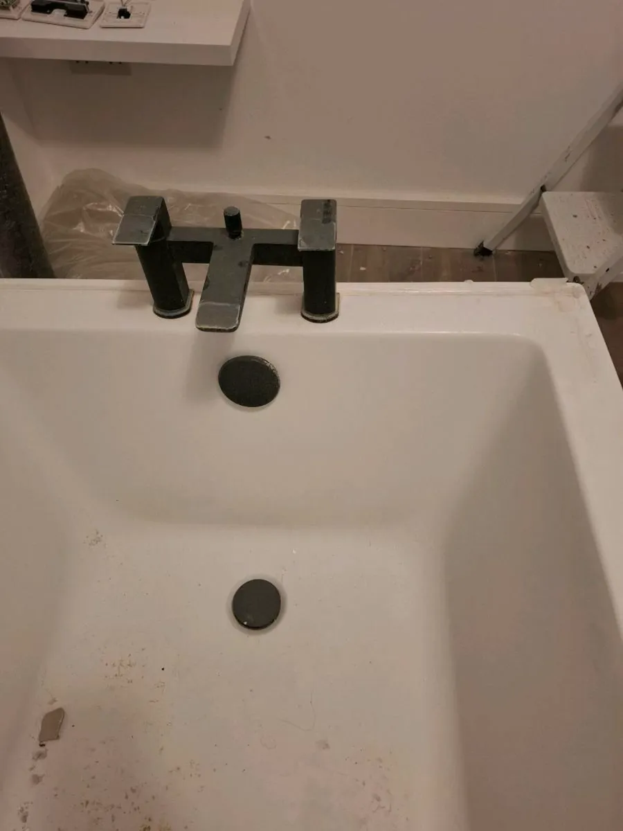 Bath and taps - Image 2