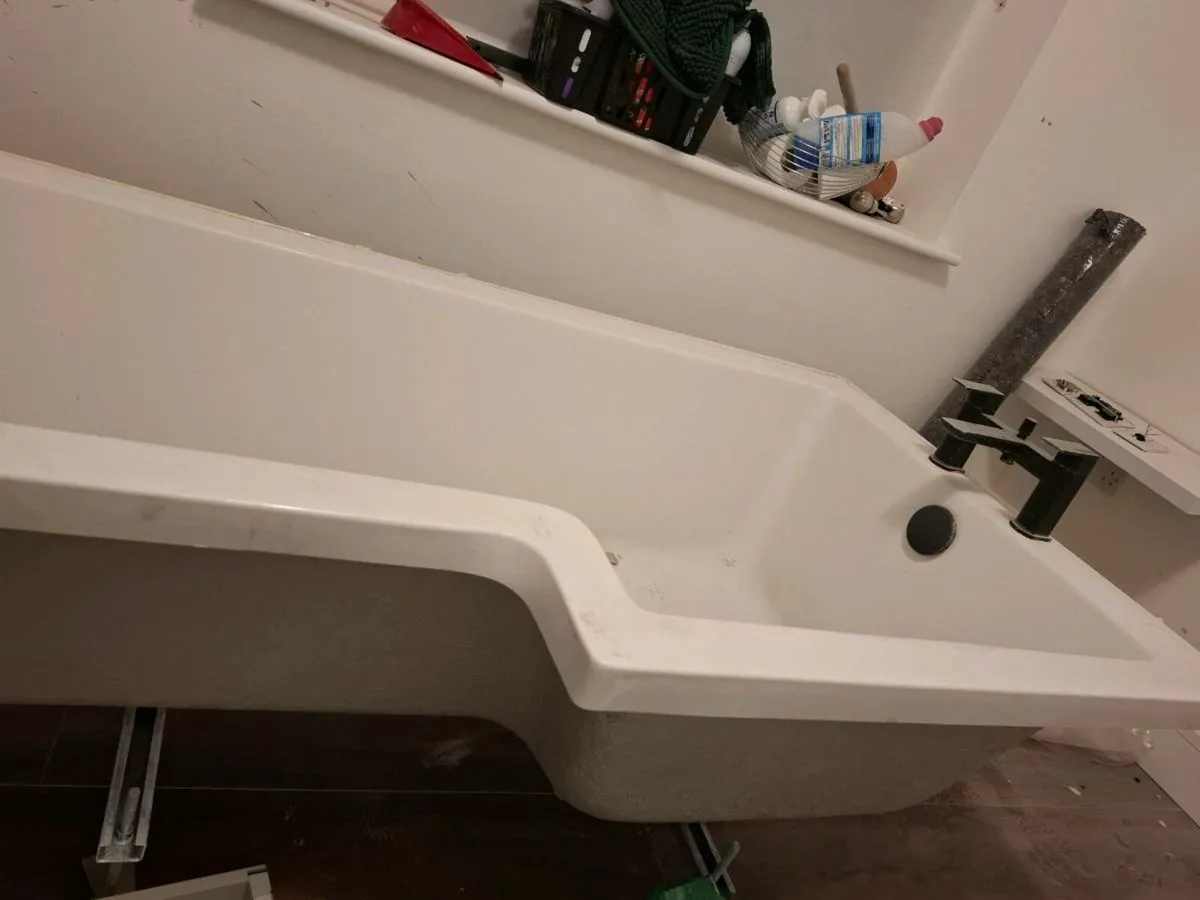Bath and taps - Image 3