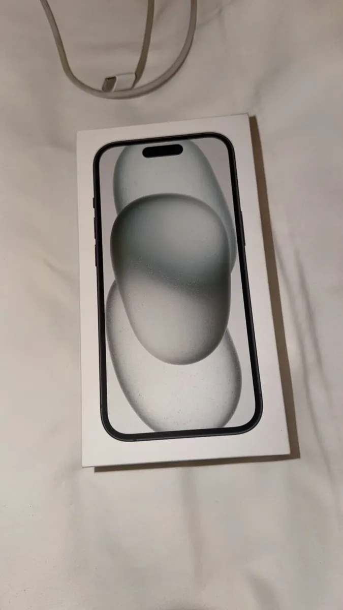 iPhone 15 - Image 2