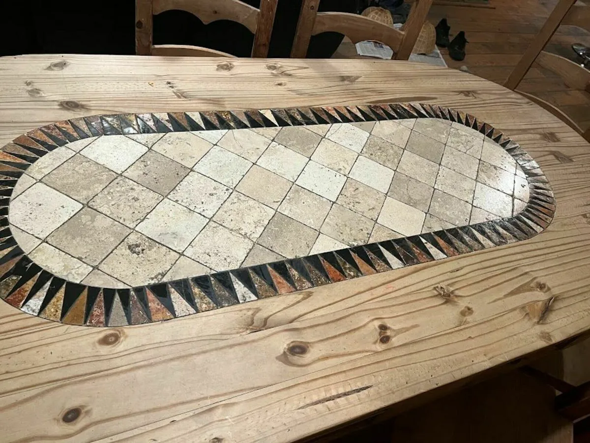 Table and chairs - Image 1