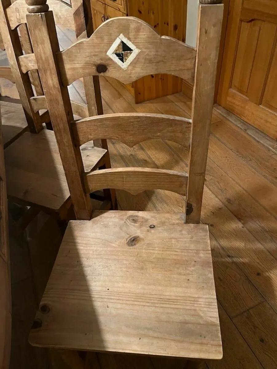 Table and chairs - Image 3