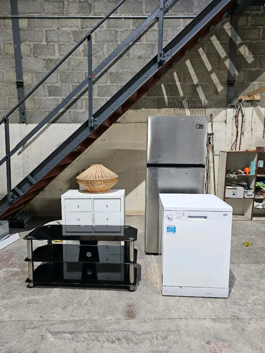 Kitchen appliances and furniture - Image 1