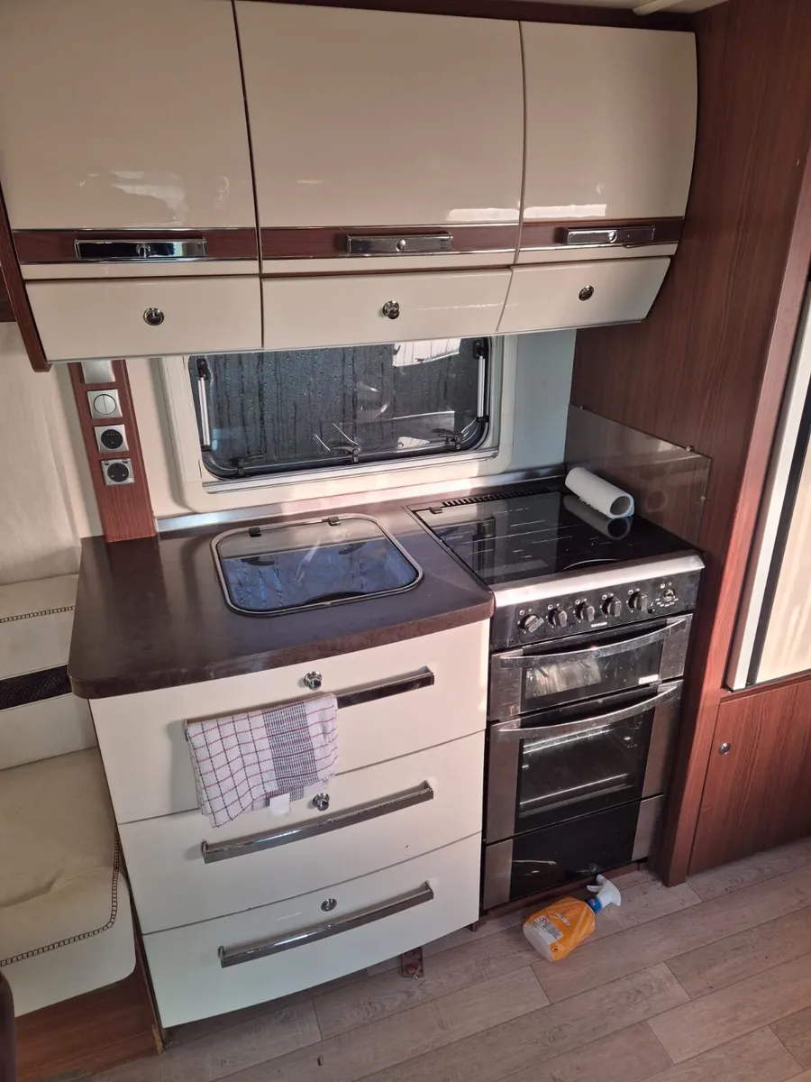 Fendt le vouge 5 berth island bed 2019 - Image 4