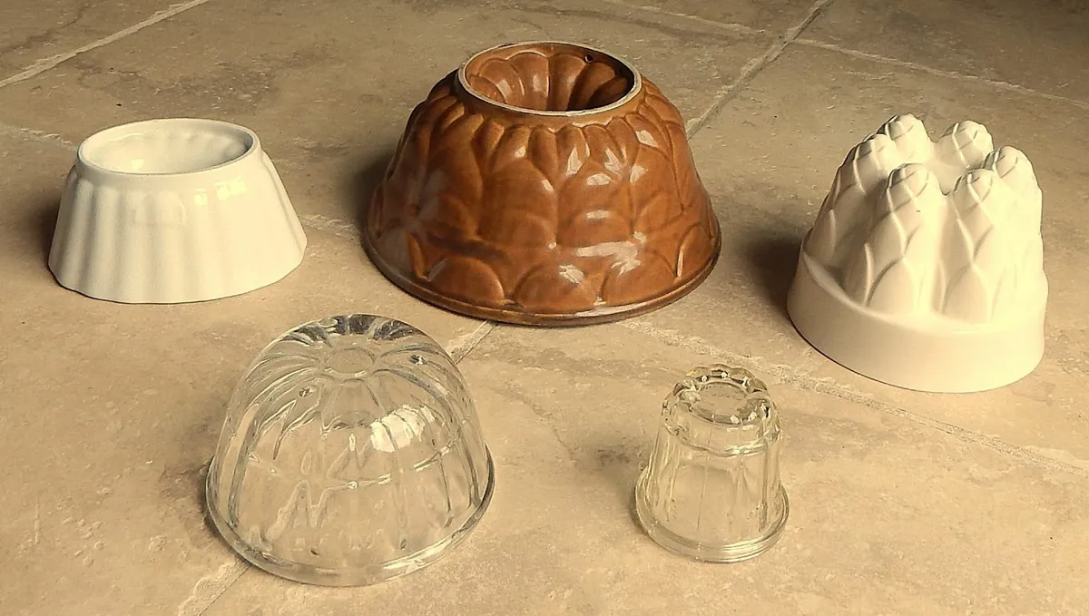 5 Jelly Moulds in Ceramic & Glass - Image 1