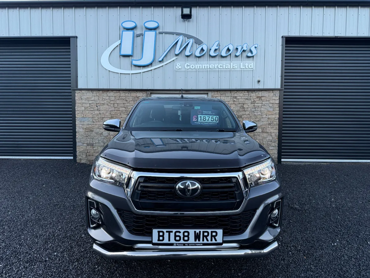 18 TOYOTA HILUX INVINCIBLE X 2.4 LTD EDITION - Image 2