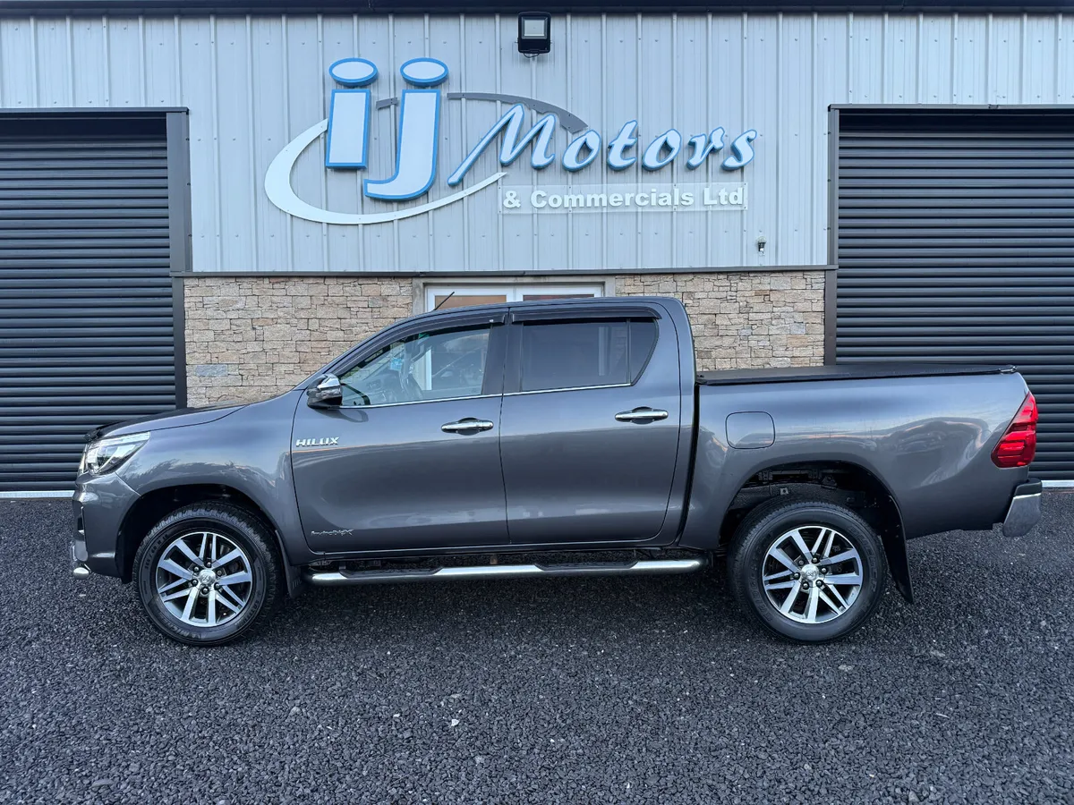 18 TOYOTA HILUX INVINCIBLE X 2.4 LTD EDITION - Image 4