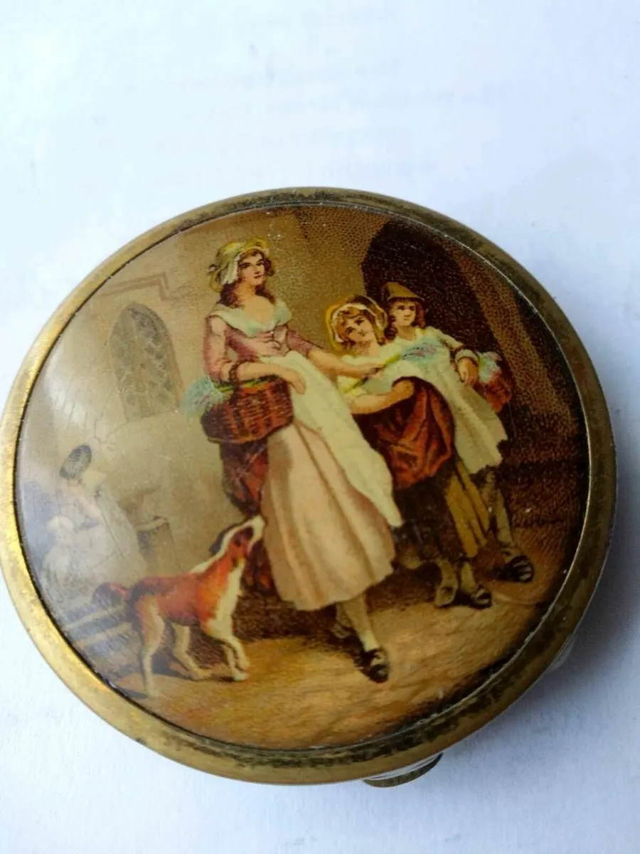 Antique Ladies powder compact - Image 1