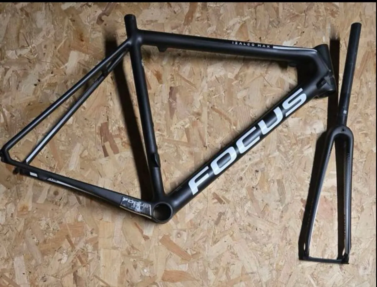 Focus carbon frame set