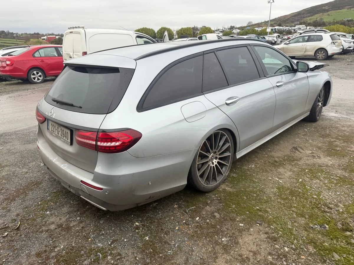 22 E-class Mercedes - Image 4