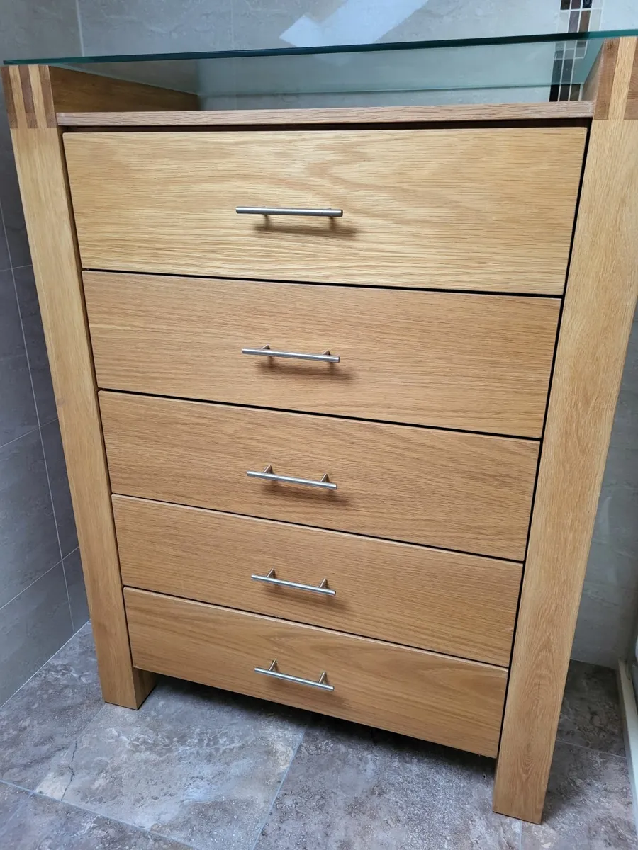 5 Drawer Oak Chest with glass top - Image 2