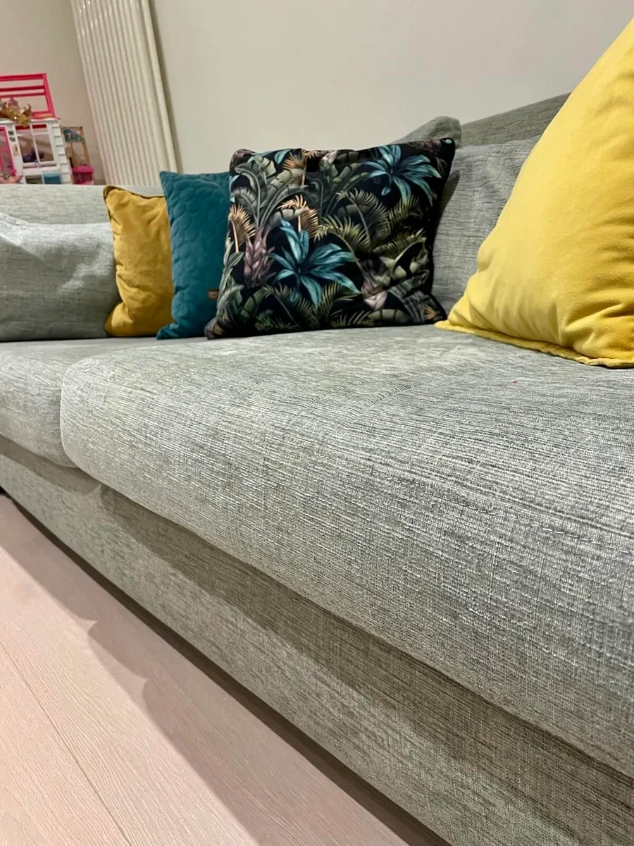 3 Seater and 2 Seater Sofa’s / Suite - Image 2