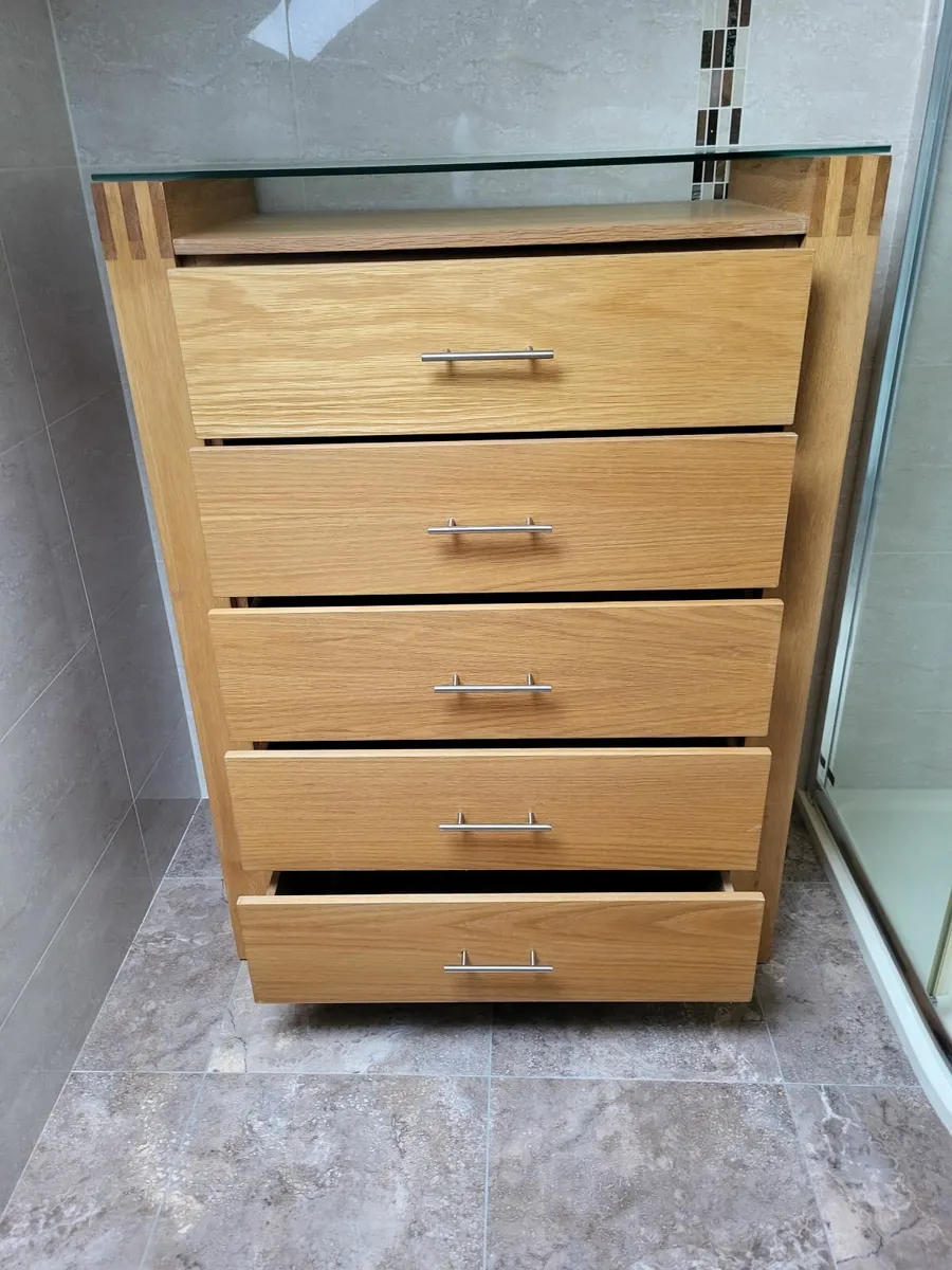 5 Drawer Oak Chest with glass top - Image 3