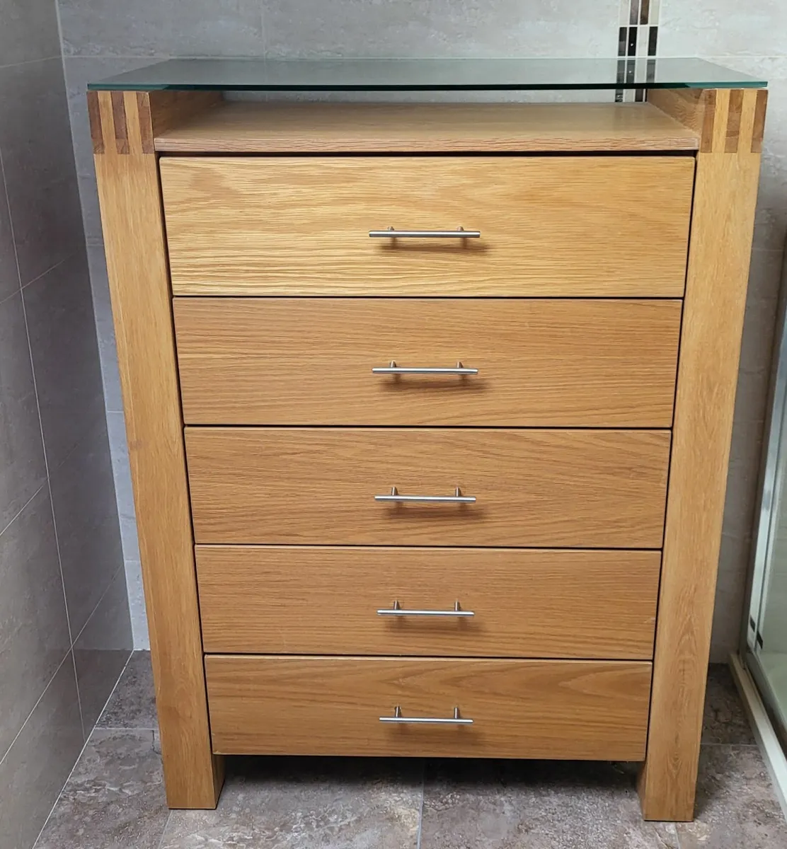 5 Drawer Oak Chest with glass top - Image 1