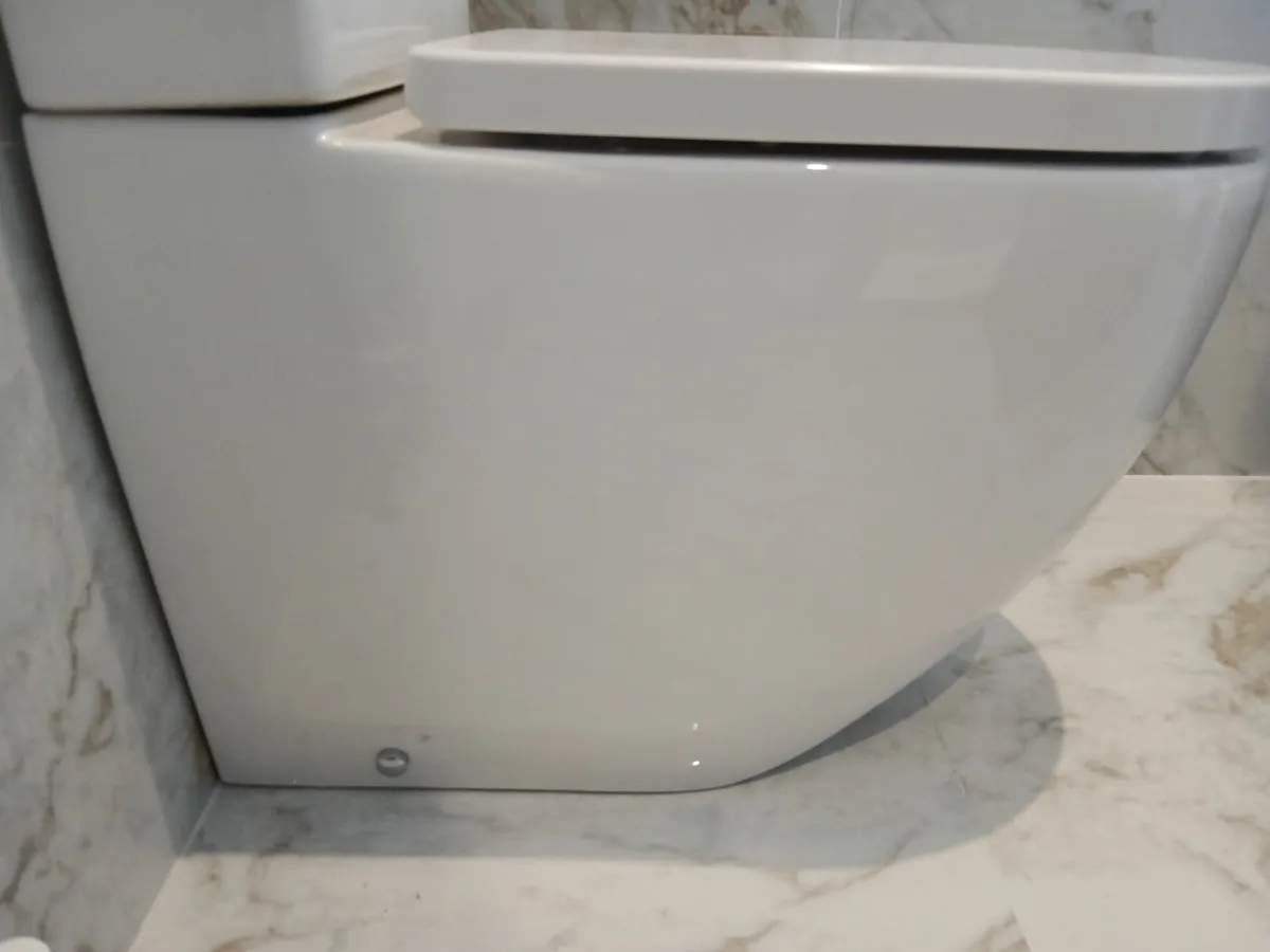 Shower panel, toilet pan, basin - Image 3