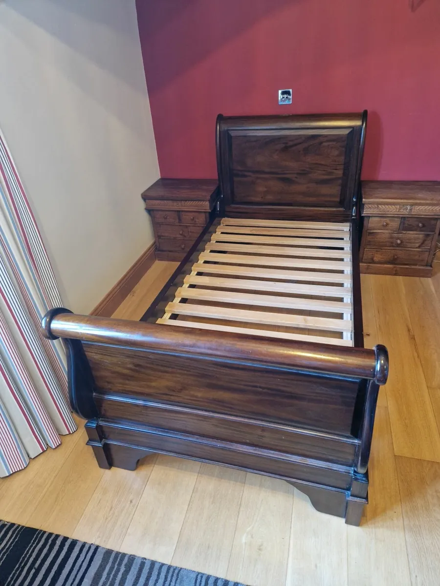 Sleigh bed