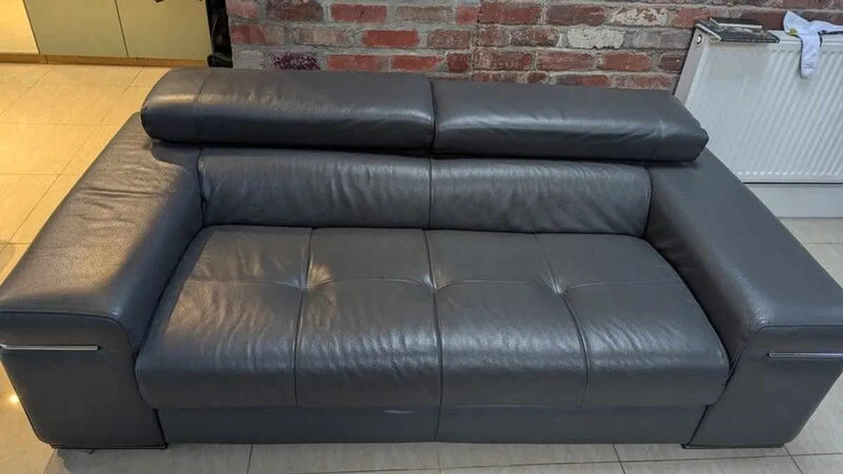 natuzzi Italian leather sofa - Image 4