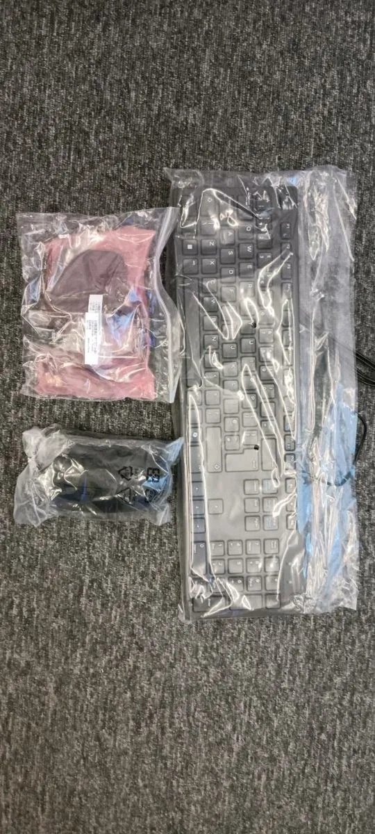 Dell pc monitor and accessories - Image 3