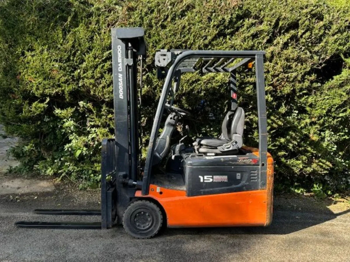 Electric Forklifts - Image 1
