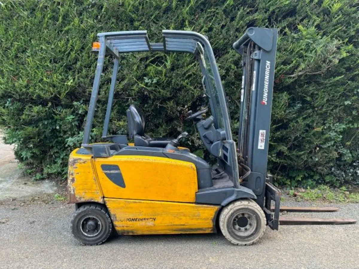Electric Forklifts - Image 1