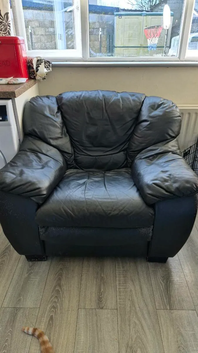 Couch and armchairs - Image 1