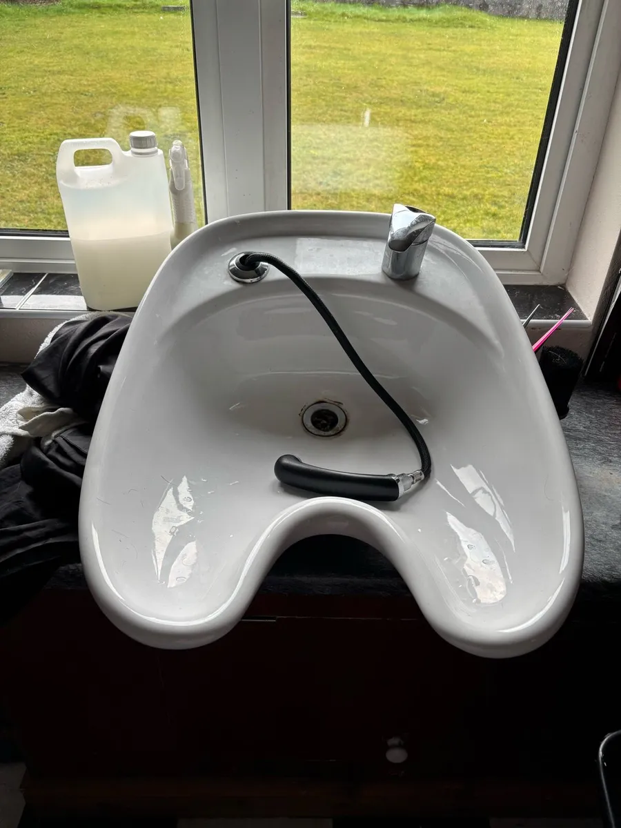 Salon equipment - Image 1