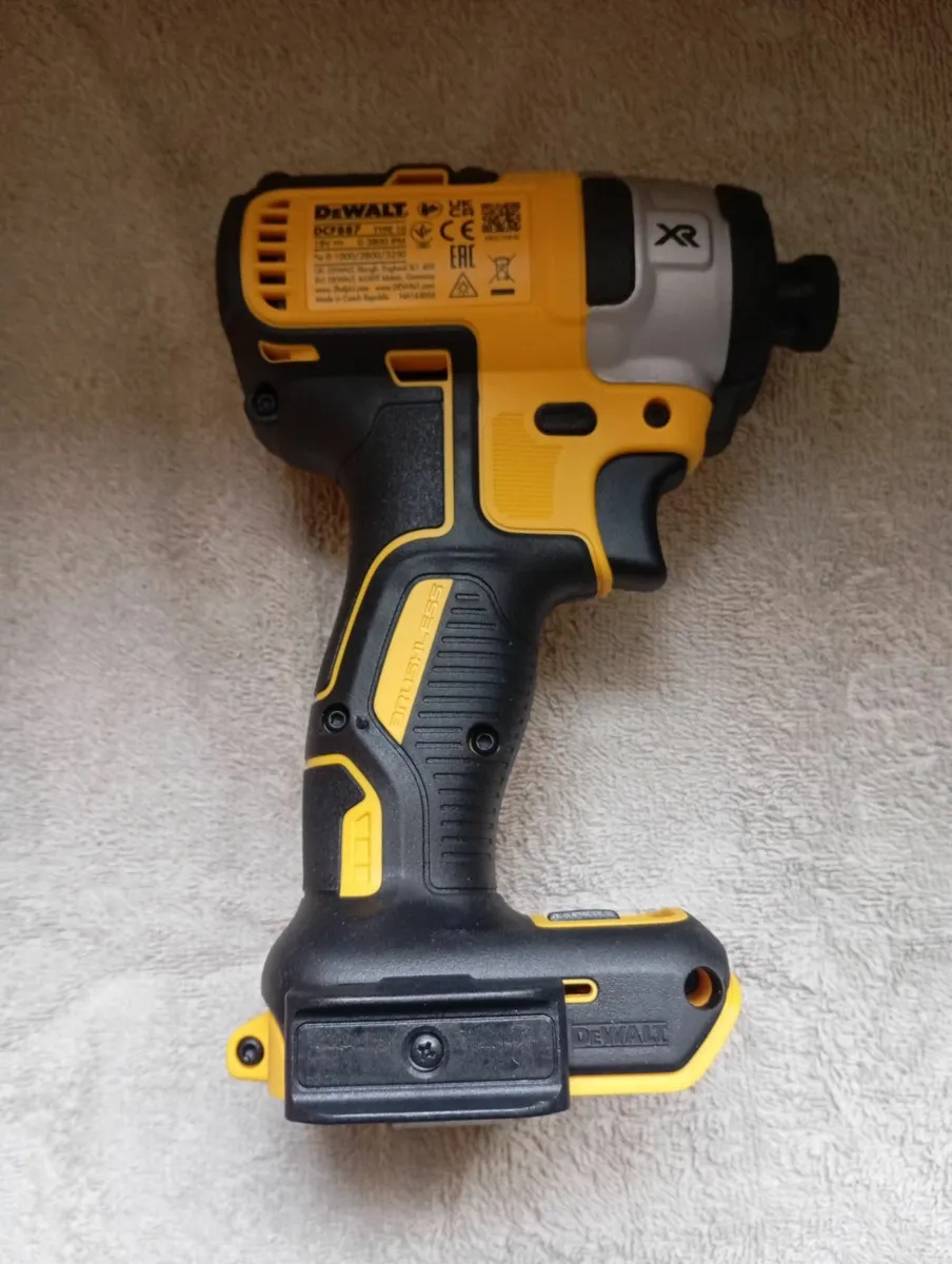 DeWalt dcf887 & Battery - Image 3