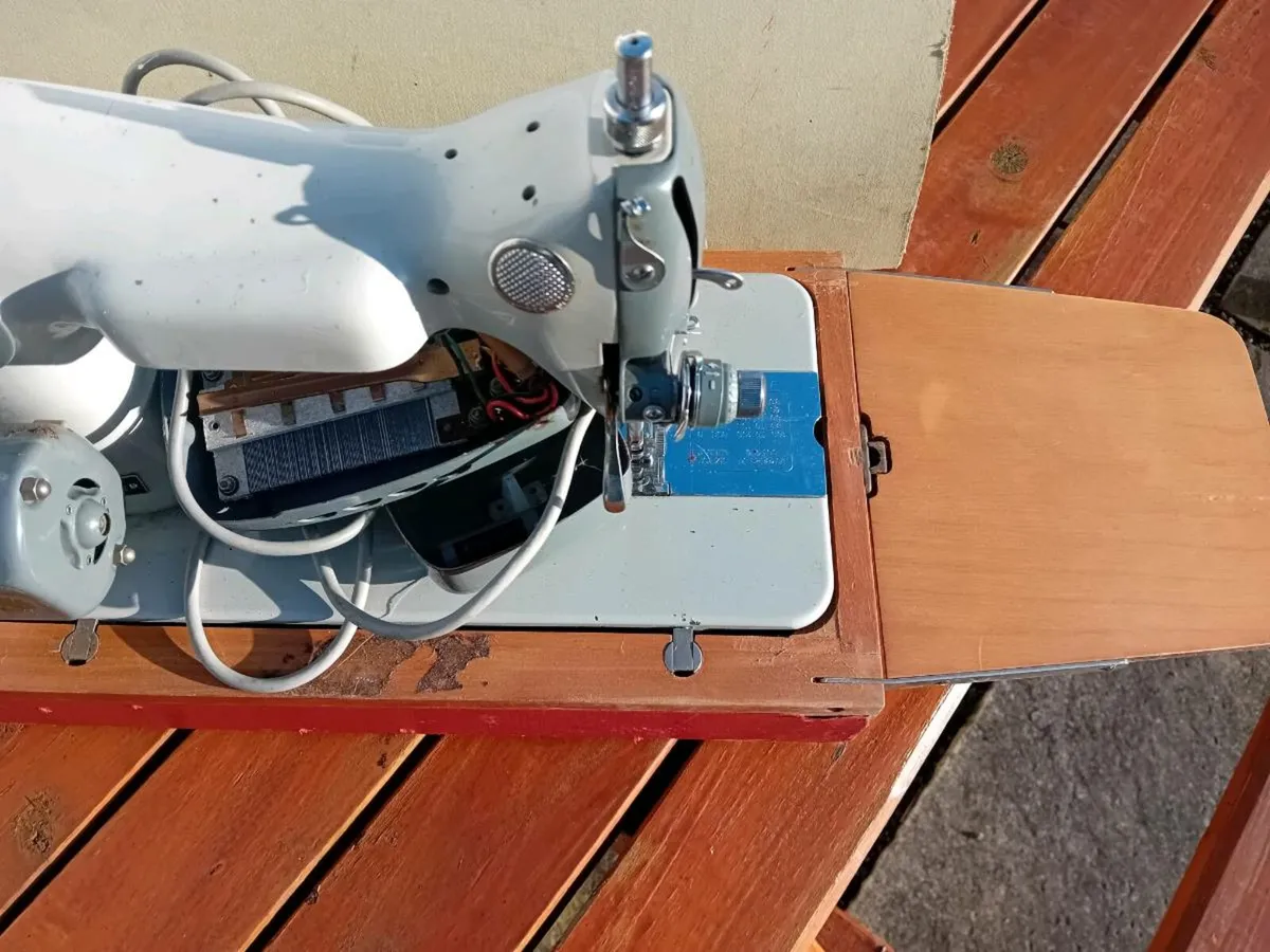 Sewing machine - Image 2