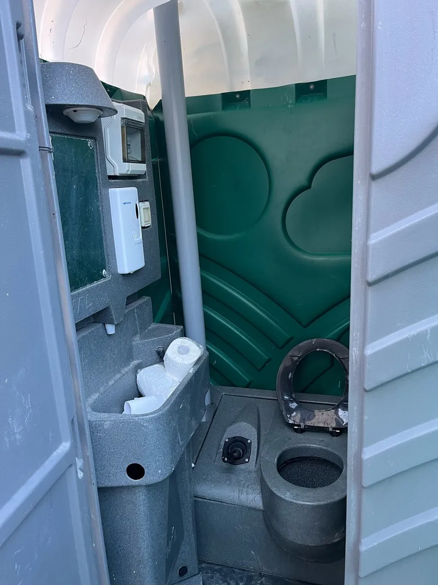 Portable toilet - Image 1