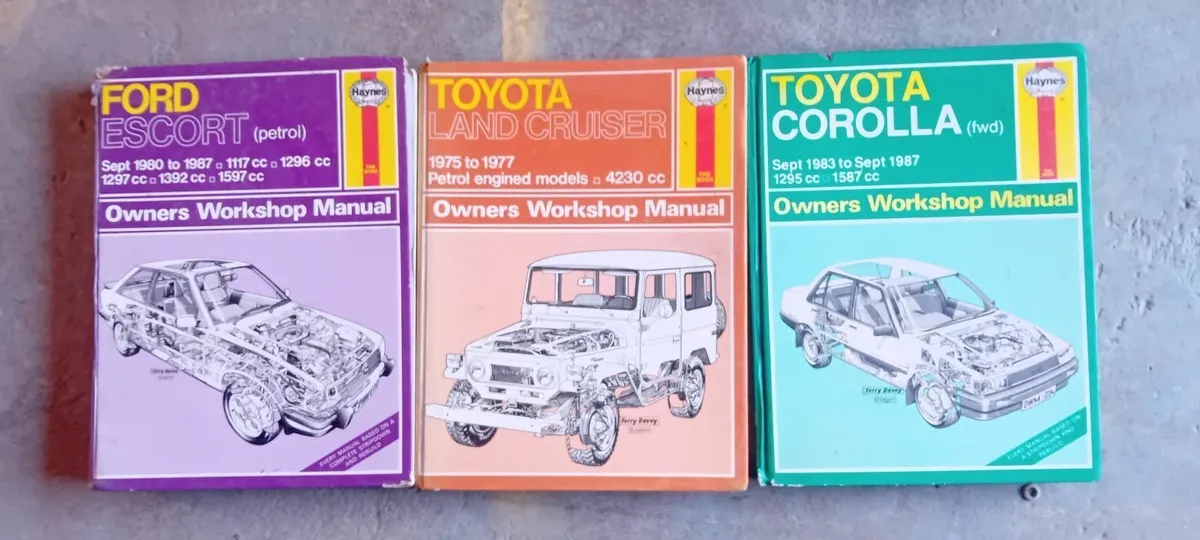Haynes manuals and classic car bits - Image 1
