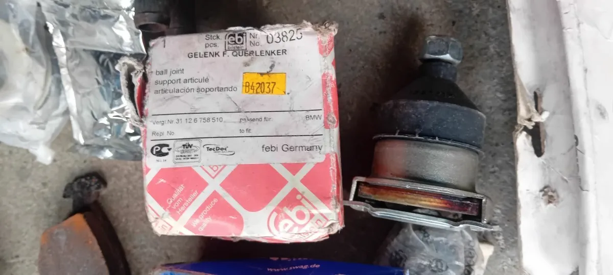 Haynes manuals and classic car bits - Image 2