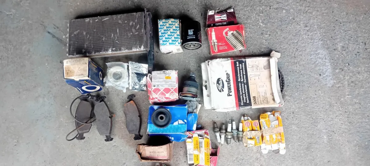 Haynes manuals and classic car bits - Image 4