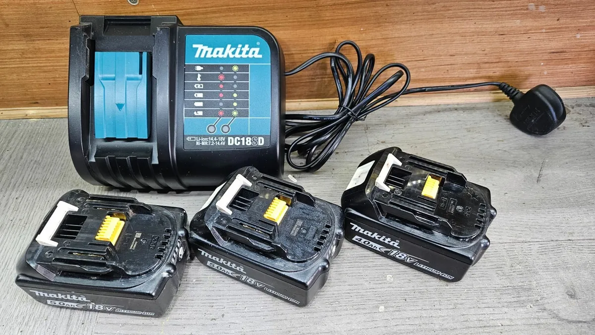 Makita batteries and charger - Image 4