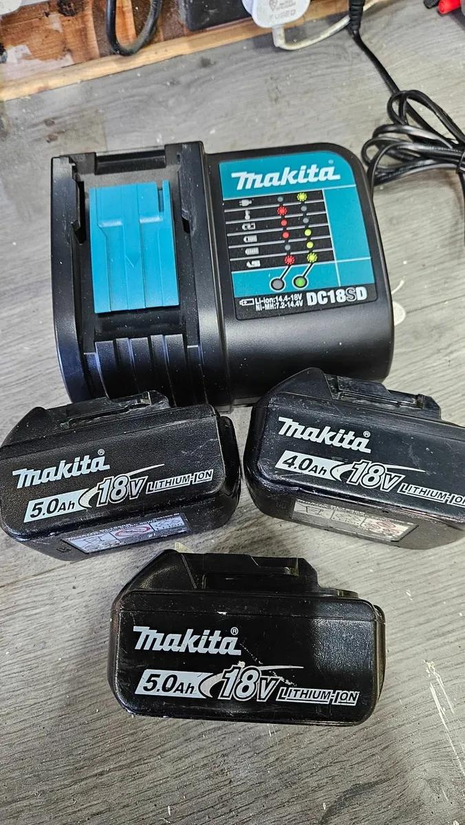 Makita batteries and charger - Image 2