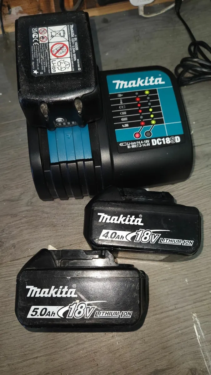 Makita batteries and charger - Image 3