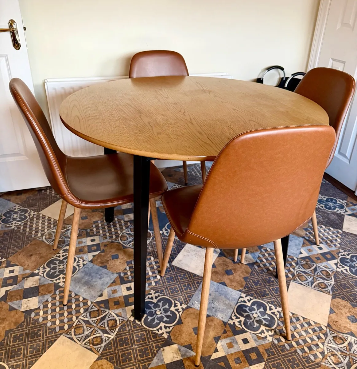 Kitchen table with chairs - Image 1