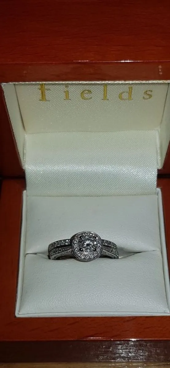 Engagement ring and wedding band - Image 1