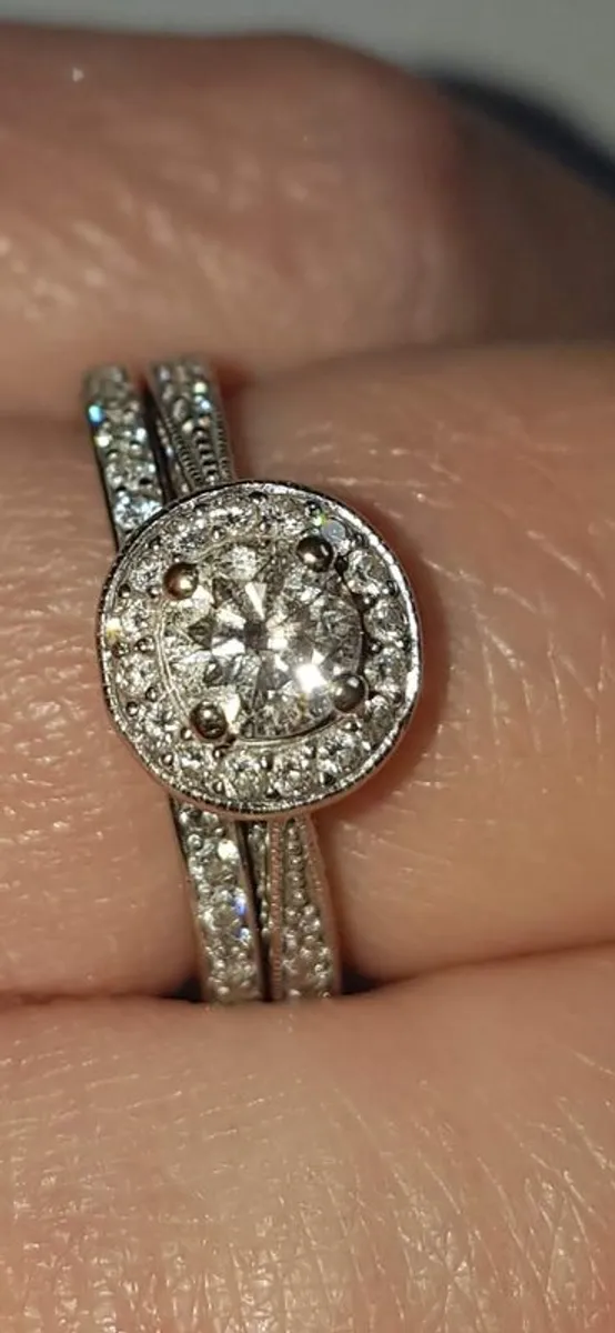 Engagement ring and wedding band - Image 2