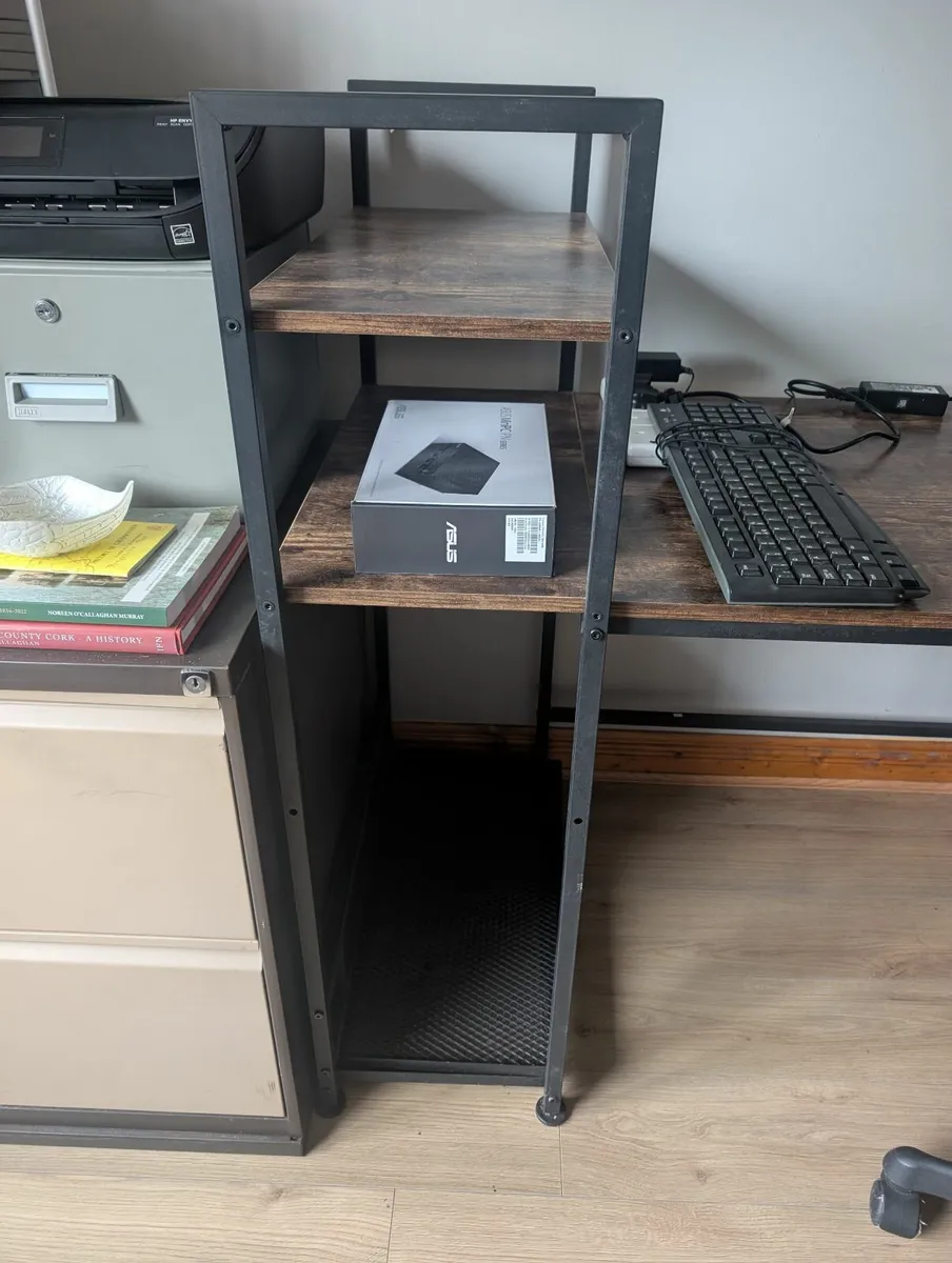 Wooden desk and ergonomic office chair - Image 2