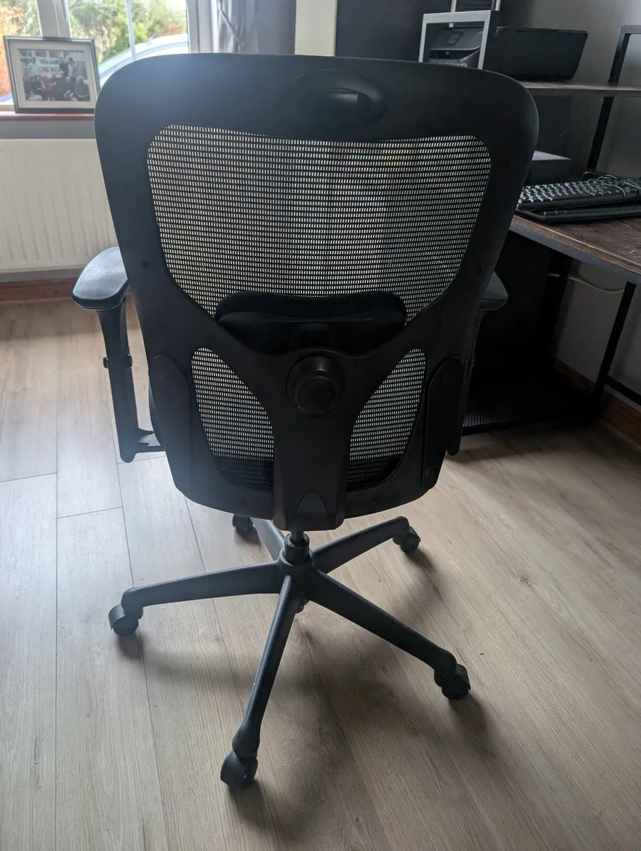 Wooden desk and ergonomic office chair - Image 4