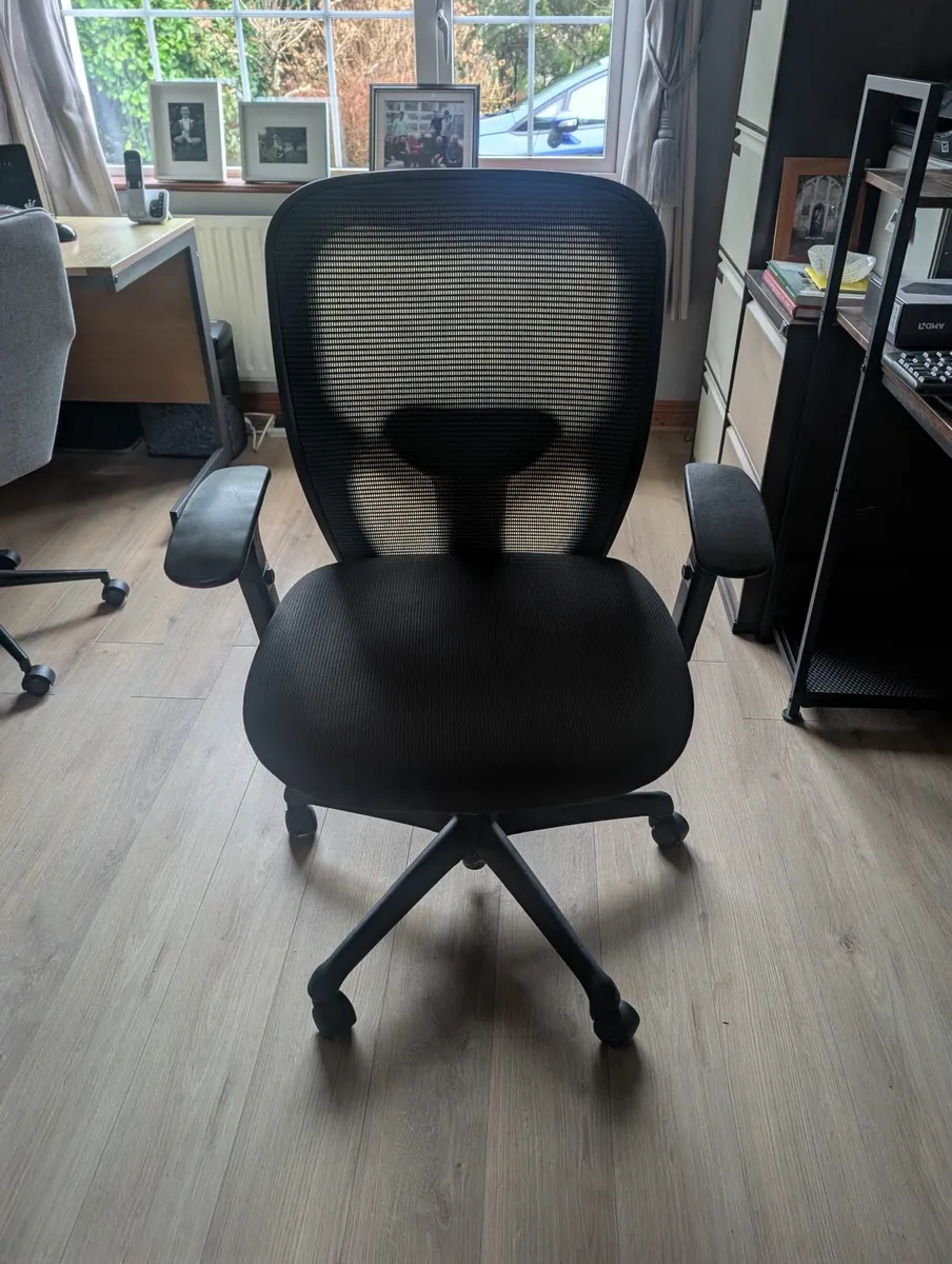 Wooden desk and ergonomic office chair - Image 3