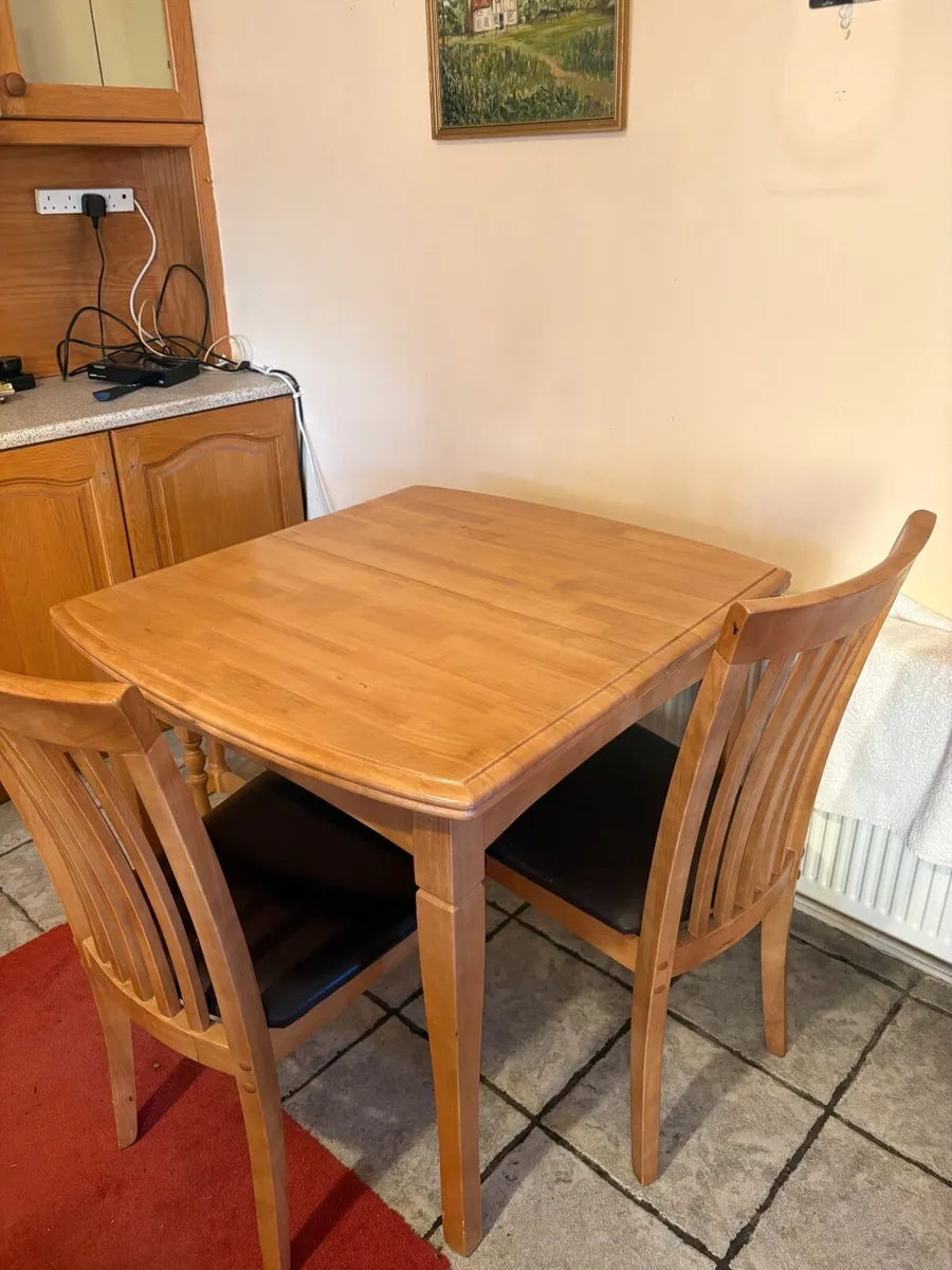 Table and chairs - Image 1