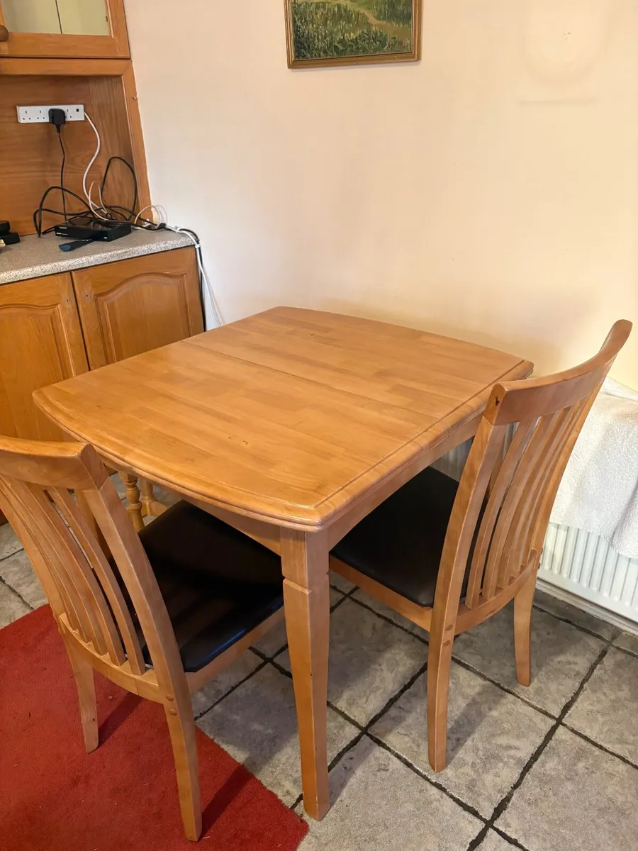 Table and chairs - Image 3